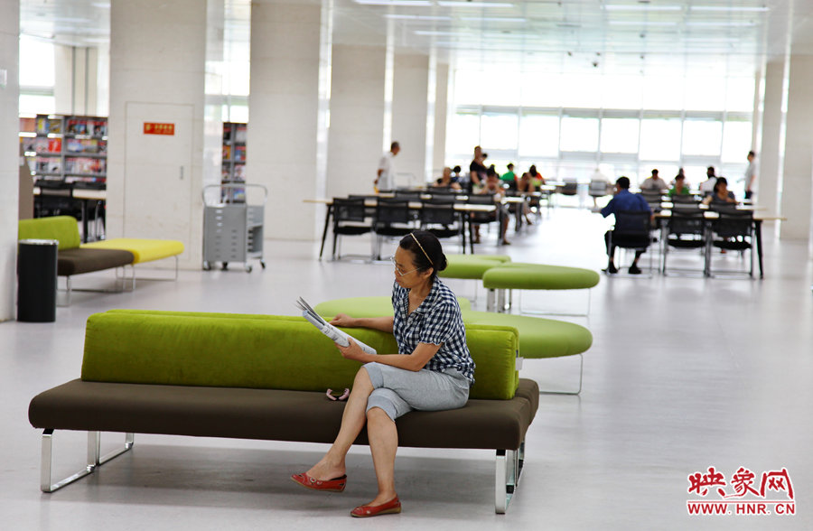 早上十點(diǎn)左右，已經(jīng)有不少讀者來(lái)管內(nèi)看書了。