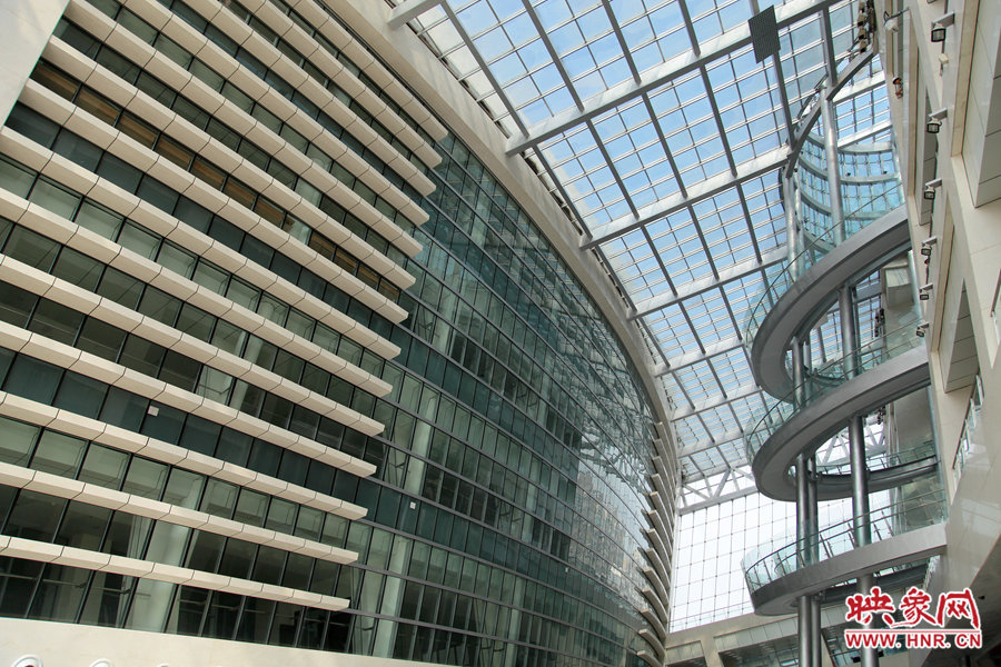 “全景天窗”帶來(lái)充足的自然光。