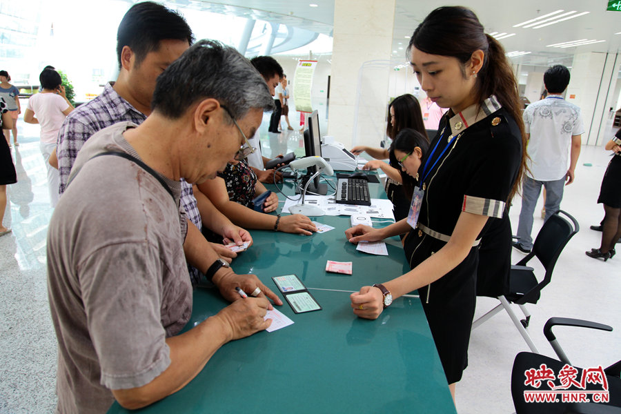 辦理借書卡很便捷，只需要身份證和一百元押金就可以。