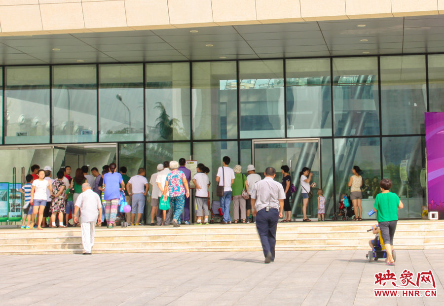 開館時(shí)間還沒到，門口已經(jīng)有不少等待的讀者