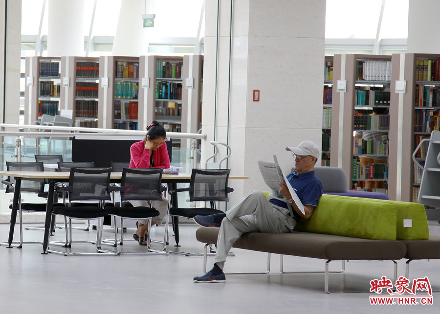 閱讀區(qū)有沙發(fā)，有桌椅，讓讀者有了更多的選擇。