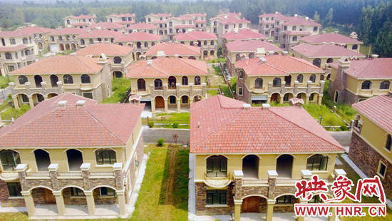 這里的別墅共計(jì)30多棟，有兩層的，也有三層的，主體、裝修都已經(jīng)完工