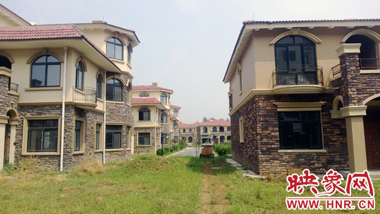 圖為別墅群內(nèi)正在進(jìn)行最后的鋪路、綠化