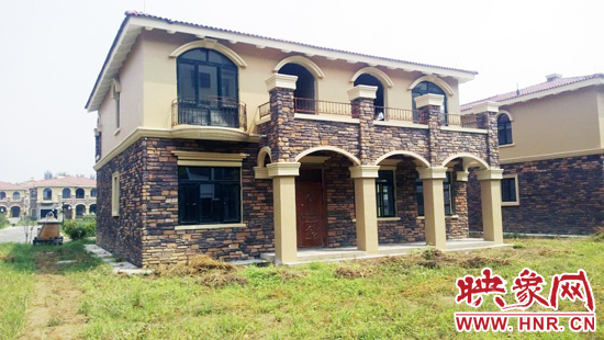 這里的別墅有兩層的，也有三層的，主體、裝修都已經(jīng)完工