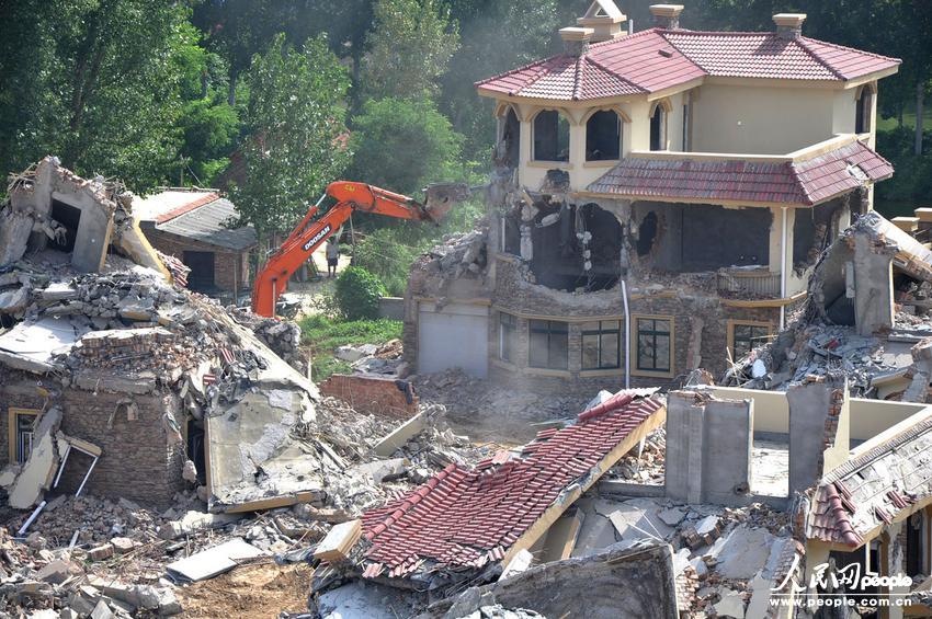 2013年8月18日，在黃河南岸鄭州市惠濟區(qū)花園口鎮(zhèn)申莊村，違規(guī)修建的別墅正在被拆除。張濤/東方IC