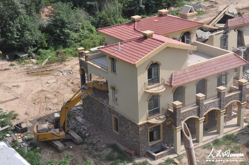 2013年8月18日，在黃河南岸鄭州市惠濟區(qū)花園口鎮(zhèn)申莊村，違規(guī)修建的別墅正在被拆除。張濤/東方IC