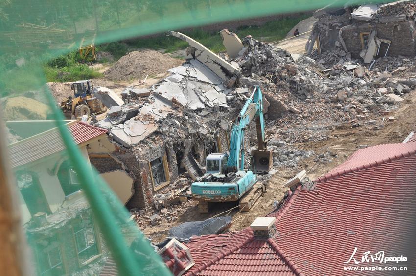 2013年8月18日，在黃河南岸鄭州市惠濟區(qū)花園口鎮(zhèn)申莊村，違規(guī)修建的別墅正在被拆除。張濤/東方IC
