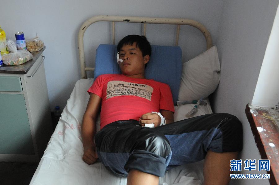 　8月20日，一名傷者在醫(yī)院接受救治。