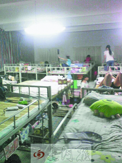 住在電教室里的女生們，擁擠不堪。