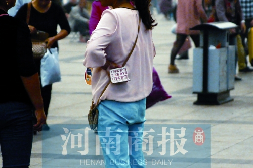 火車站廣場，一女子拿著寫有不同房型價(jià)位的卡片在拉客，不少市民抱怨，受過此類“騷擾”