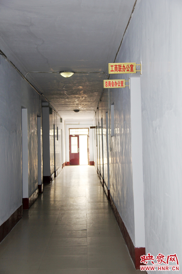 在縣委大院內(nèi),分布著很多機關單位。