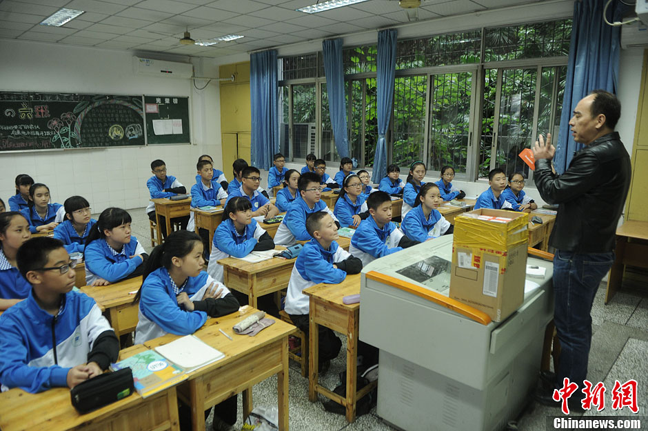 圖為老師正在向同學們講解用非智能手機對他們的好處。