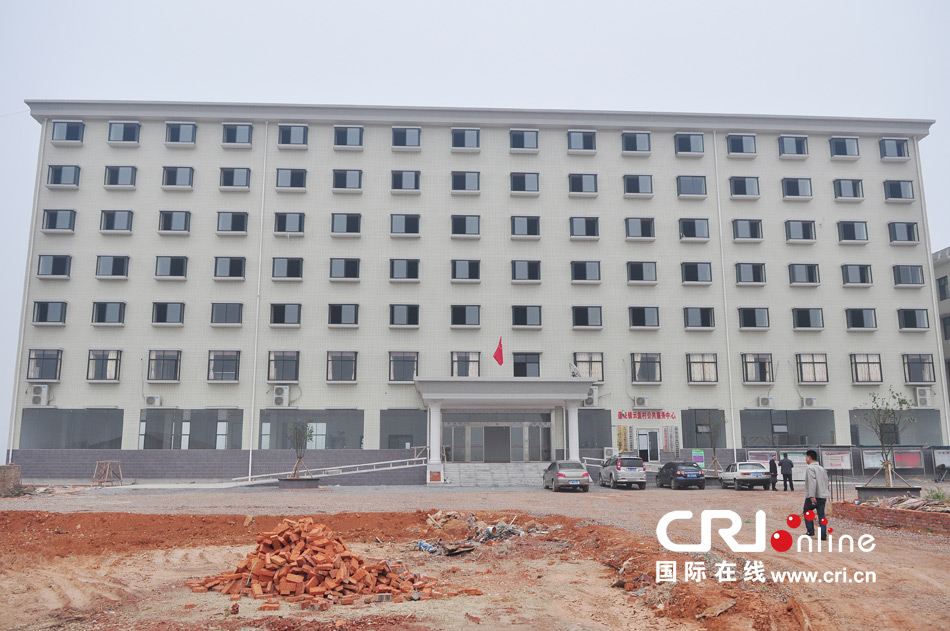 2013年10月21日，長沙云蓋村欠債千萬新建的豪華村部樓。
