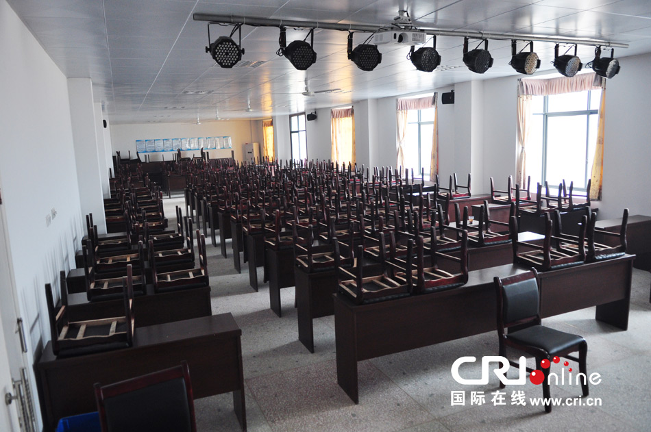 2013年10月21日，長沙云蓋村欠債千萬新建的豪華村部樓。