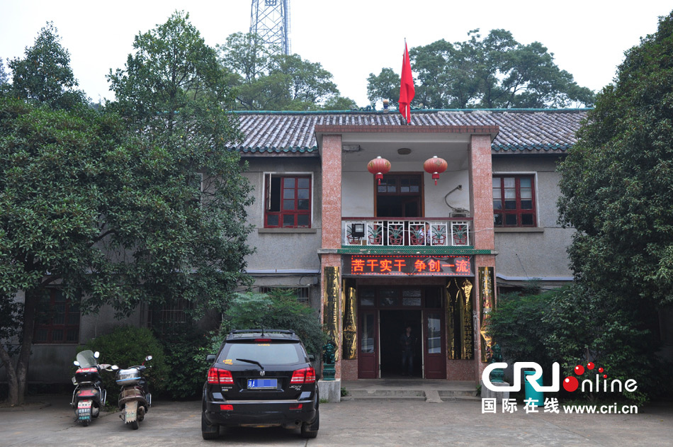 　2013年10月21日，這是蓮花鎮(zhèn)人民政府的辦公樓，和蓮花鎮(zhèn)云蓋村的辦公樓相比，寒酸不少。