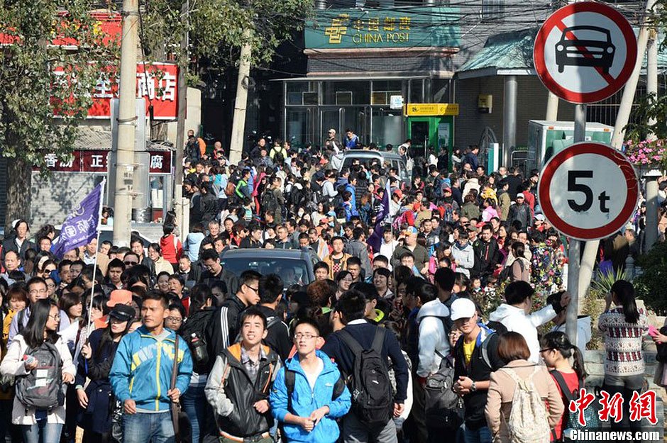 　10月26日上午10點(diǎn)多，北京香山路賞紅客摩肩接踵