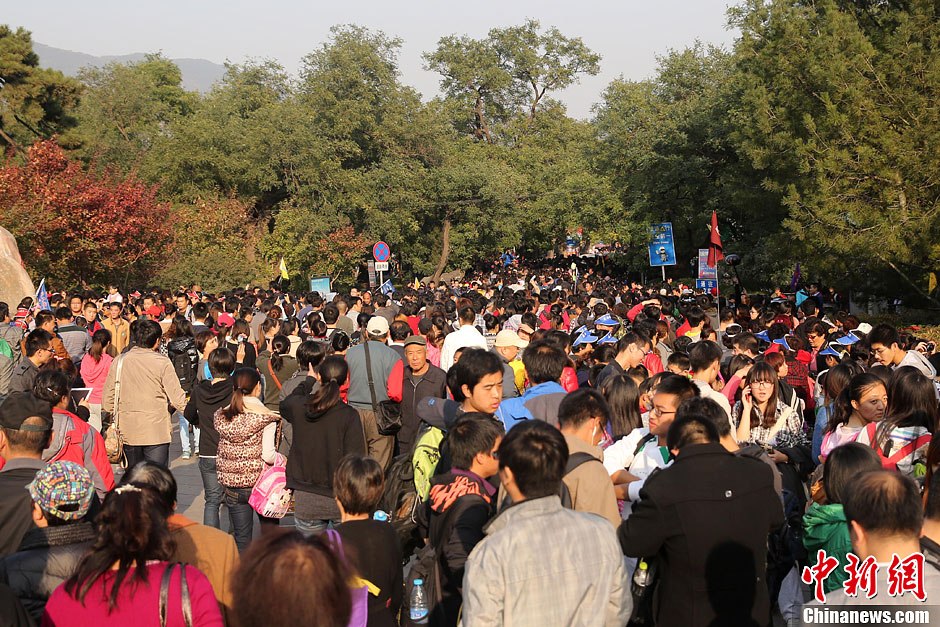 　10月26日，北京香山公園內(nèi)游客摩肩接踵。