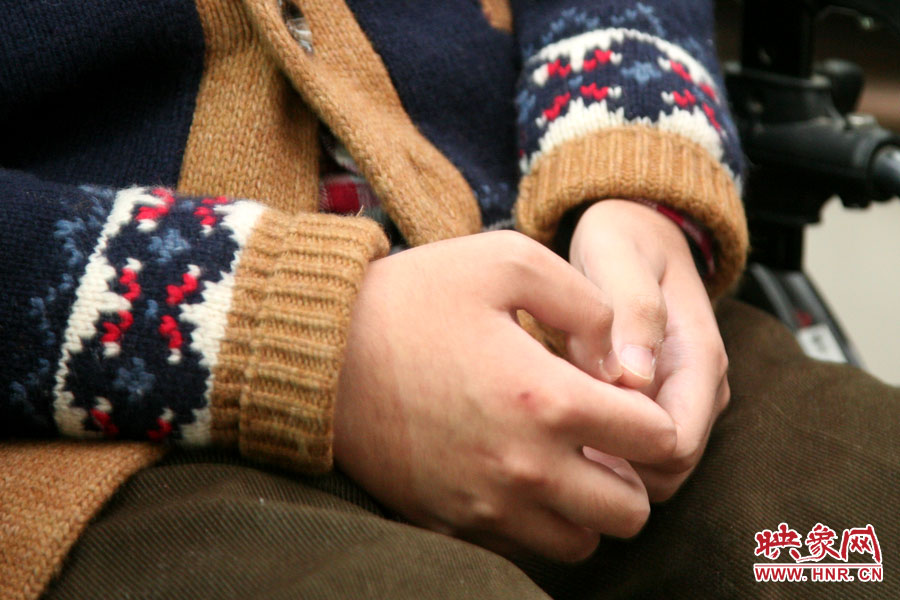 也許是對陌生人來訪的感受到了拘謹(jǐn)，王海龍的雙手僅僅的握著