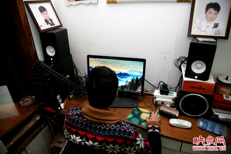 這張小小的工作臺就是海龍的一片小天地，他可以在這里練歌，也可在這里回味他的過去