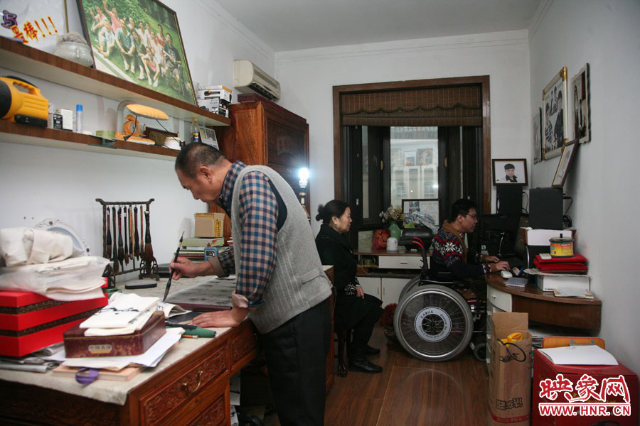 小小的書房里，爺孫三人在坐著各自的事情，姥爺在練書法，姥姥在旁專心的看著海龍，海龍在盡情的歌唱