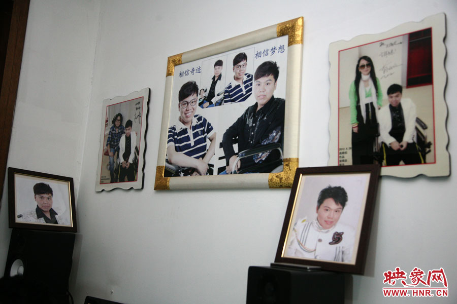 海龍的房間內(nèi)掛滿了這些年他走過的路程。