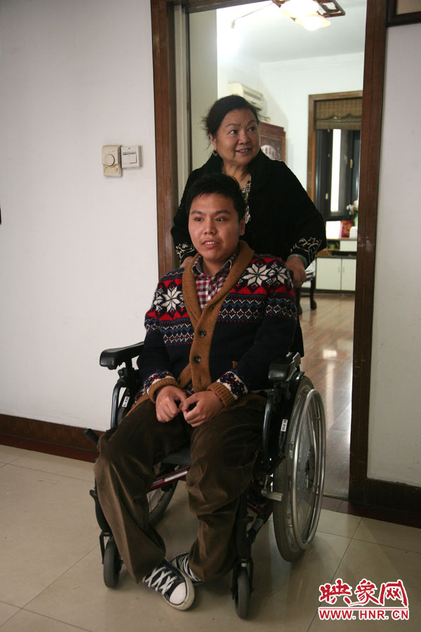 練完歌后，姥姥將海龍推了出來，因為行動不便，海龍很少出門，他的活動地方一般就是書房與客廳。