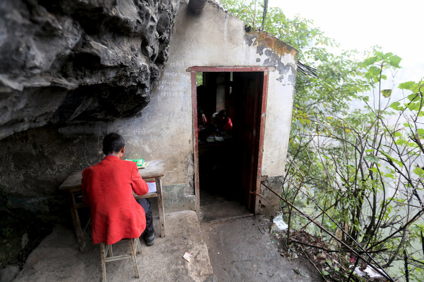 左邊是絕壁，右邊是懸崖，這樣一個讓人“倒吸涼氣”的地方，卻是袁老師的“辦公室”。