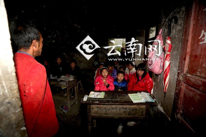 小學里只有兩個班，大點的孩子無法升入高年級，只得從一年級再讀起，就像復讀機。