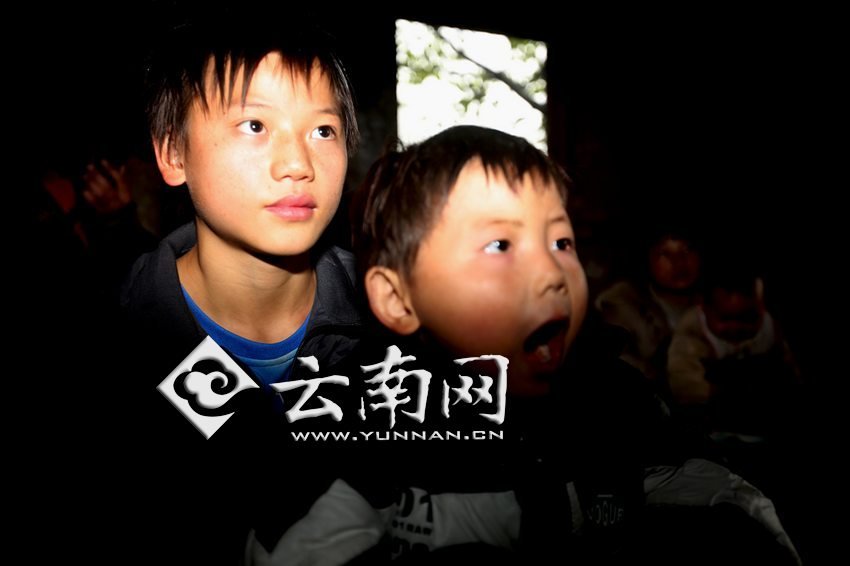 孩子認真地跟著袁老師讀拼音。徐弘毅 攝