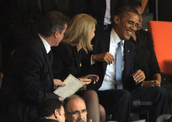 奧巴馬在曼德拉悼念會(huì)上玩“自拍” 引發(fā)爭議