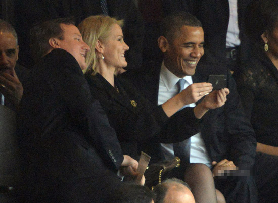 奧巴馬在曼德拉悼念會(huì)上玩“自拍” 引發(fā)爭議
