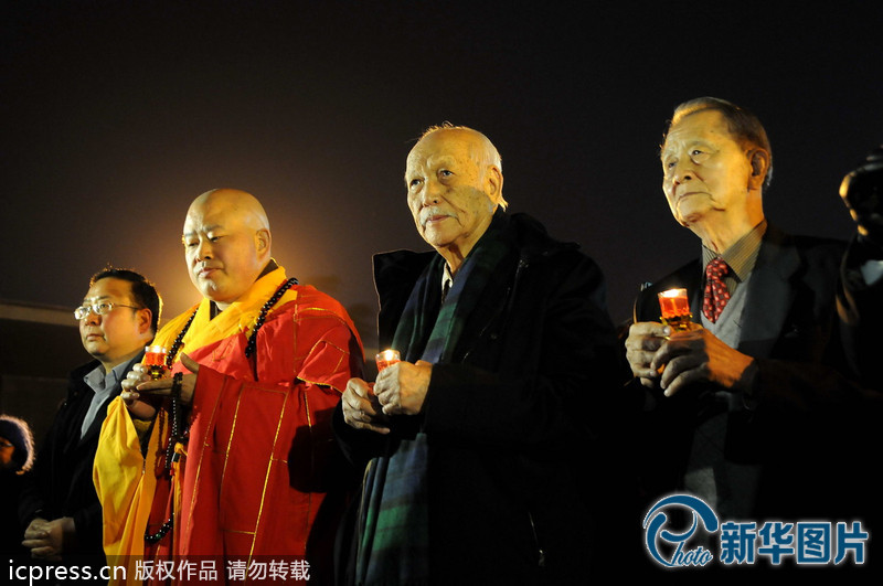 “為南京大屠殺遇難者守靈儀式暨和平燭光祭”活動在侵華日軍南京大屠殺遇難同胞紀念館祭場舉行。