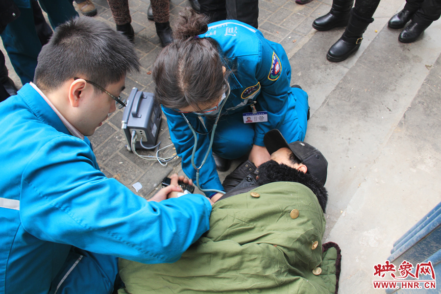 醫(yī)生在詢問男子有關情況