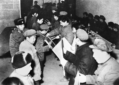 1985年4月6日,時(shí)任中共正定縣委書記習(xí)近平在全縣首季開(kāi)門紅表彰大會(huì)上頒獎(jiǎng)。