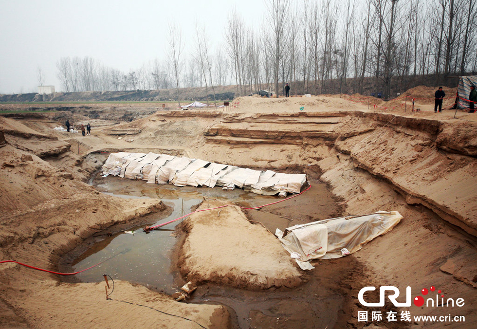 2014年1月6日，河南洛陽古沉船發(fā)掘現(xiàn)場，兩艘古沉船，一艘已經(jīng)挖掘出土，另一艘還有一半埋在沙丘里。