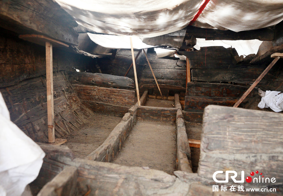 2014年1月6日，河南洛陽古沉船發(fā)掘現(xiàn)場，古沉船頭，船倉內(nèi)部。