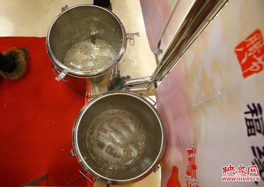 由于人多，兩大桶粥二十分鐘內(nèi)已經(jīng)見(jiàn)底。