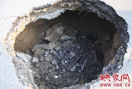 坑口直徑約兩米，路面下形成中空的大坑，約有15平方米。