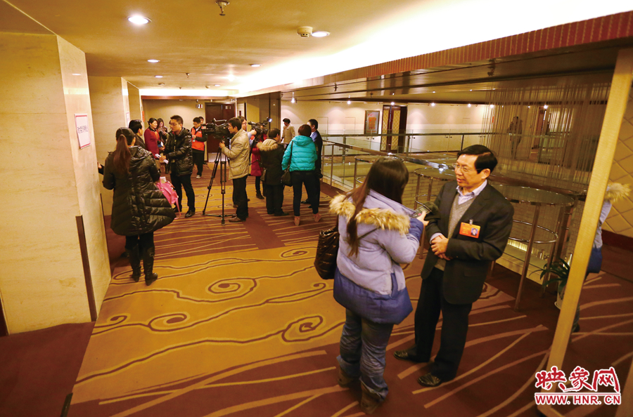 會(huì)議間隙，樓道成為記者采訪的主戰(zhàn)場(chǎng)
