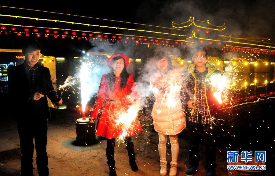 1月30日，浙江金華武義市民在燃放煙花，喜迎馬年春節(jié)。