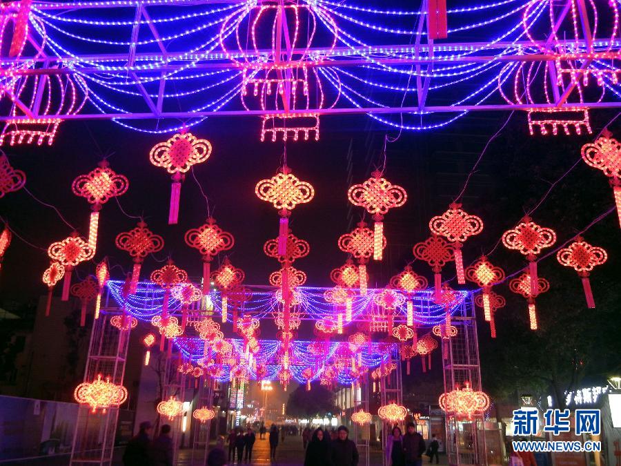 　1月30日，市民走在由中國結(jié)霓虹燈裝扮的蘇州街頭。