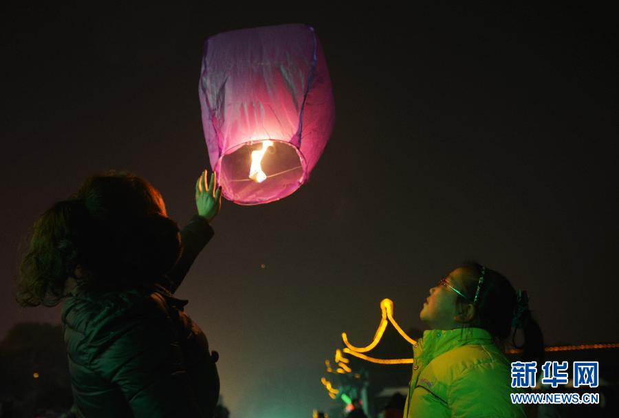 　1月30日，游客在江蘇省鎮(zhèn)江市金山公園門口放飛孔明燈。
