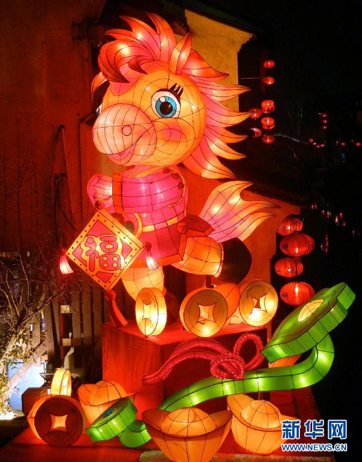1月30日在蘇州山塘街拍攝的“福馬鬧春”彩燈景觀。