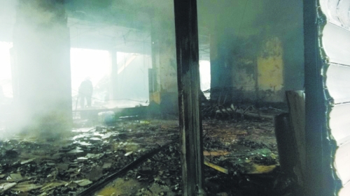 3.營(yíng)業(yè)大廳棚頂坍塌，貨物成灰。