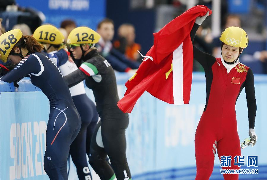 2月13日，中國選手李堅(jiān)柔（右）在比賽后慶祝。