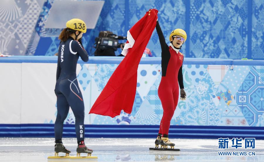 2月13日，中國選手李堅(jiān)柔（右）在比賽后慶祝。
