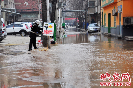 巡防隊員到了現(xiàn)場后，設(shè)置了警示牌，并勸阻小朋友進(jìn)入水中