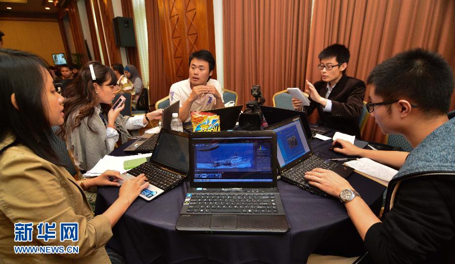 　3月10日，在馬來西亞吉隆坡，新華社吉隆坡分社記者在處理新聞。