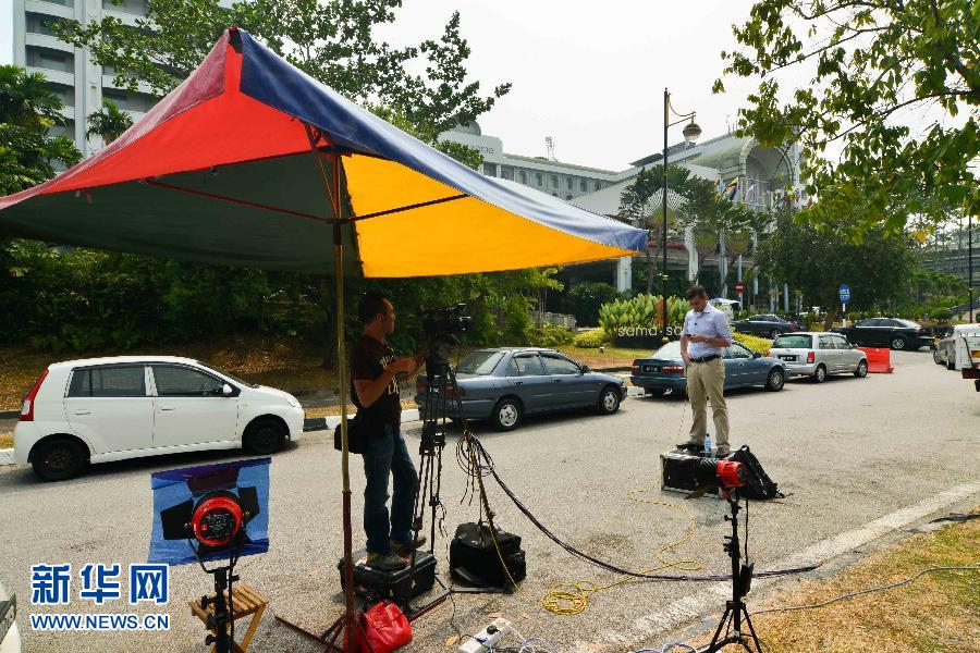 3月10日，在馬來西亞吉隆坡，一家國際媒體在酒店外準備做聯(lián)播。