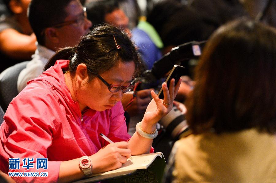 3月10日，在馬來西亞吉隆坡，一名媒體記者在新聞發(fā)布會上做記錄。